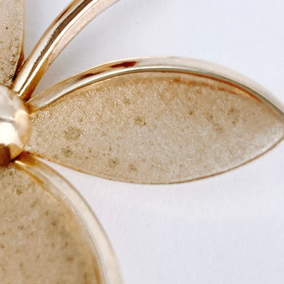 Signed Trifari Mid Century Gold Tone Floral Brooch Retro 1960s Costume Jewelry - Picture 7 of 12